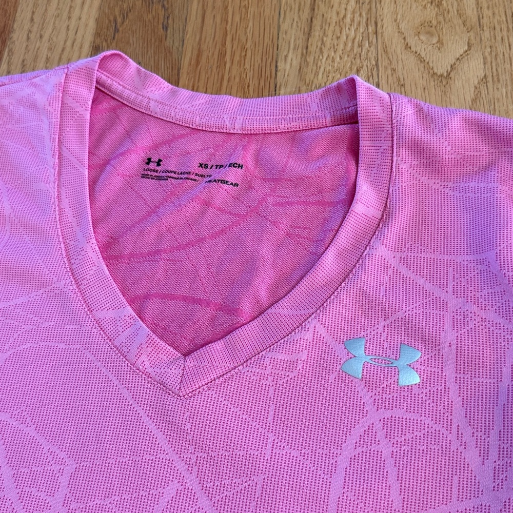 Under Armour HeatGear Loose V-Neck Athletic Top, Size XS